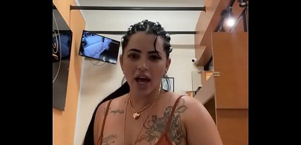 trendsLindisima chica buenísima presumiendo su culo,sus tetas y sus joyas en hermoso vestido café